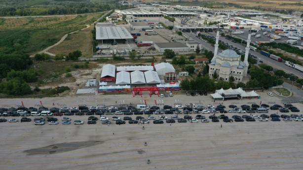 Foto - Kapıkule'de bekleyen gurbetçiler dinlenme alanlarında vakit geçiriyor