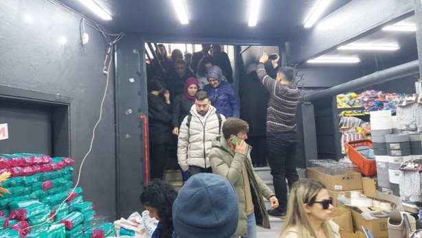 Kapıları zor tuttular! İndirim izdihamı