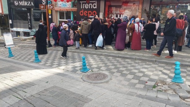 Foto - Kapıları zor tuttular! İndirim izdihamı