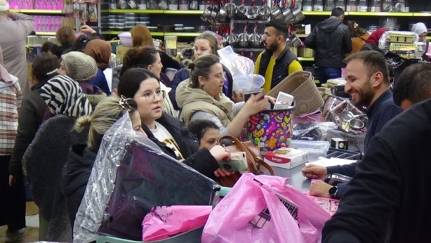 Foto - Kapıları zor tuttular! İndirim izdihamı