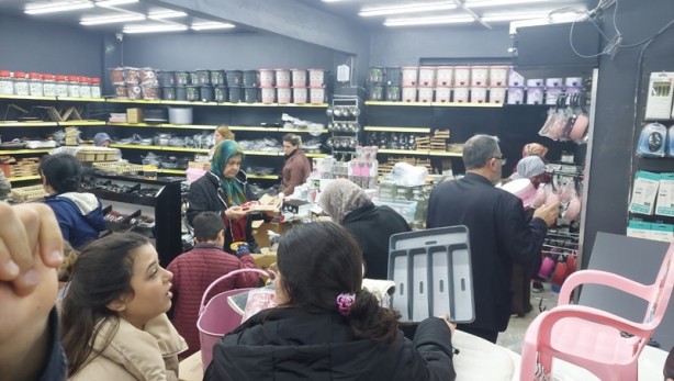 Foto - Kapıları zor tuttular! İndirim izdihamı