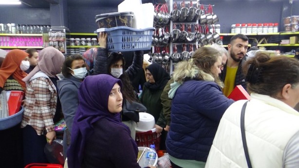 Foto - Kapıları zor tuttular! İndirim izdihamı