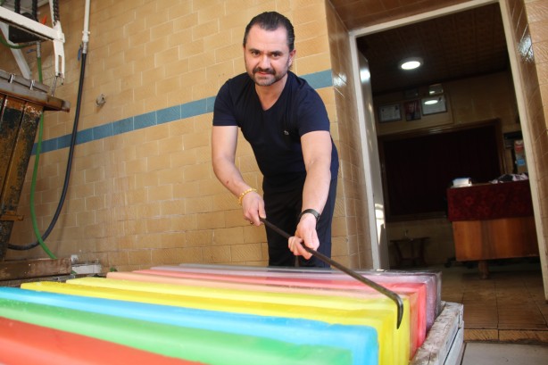 Foto - Kapış kapış alanlar var! Ekmeği sıcak havadan çıkarıyor