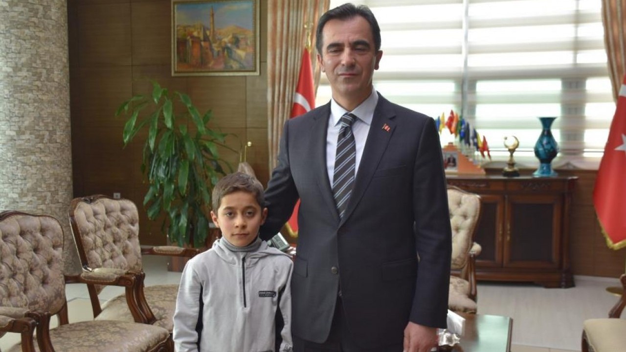 Kar altında İstiklal Marşı okudu Örnek davranışa Vali’den teşekkür