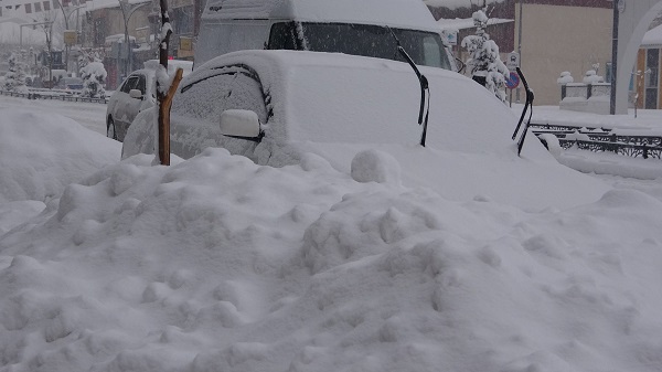 Foto - Kar hayatı durdurdu! O ilimizde arabalar evler kar altında kaldı