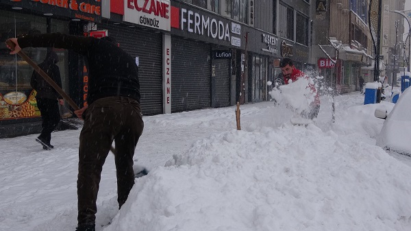 Foto - Kar hayatı durdurdu! O ilimizde arabalar evler kar altında kaldı