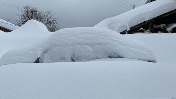Kar kalınlığı 2 metreyi aştı! Araçlar kara gömüldü