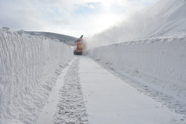 Kar kalınlığı 3 metreye ulaştı!