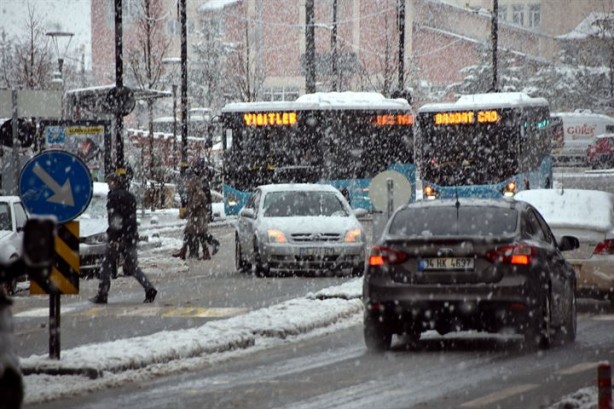 Foto - Kar kenti teslim alınca öğrenciler valiyi tweet yağmuruna tuttu