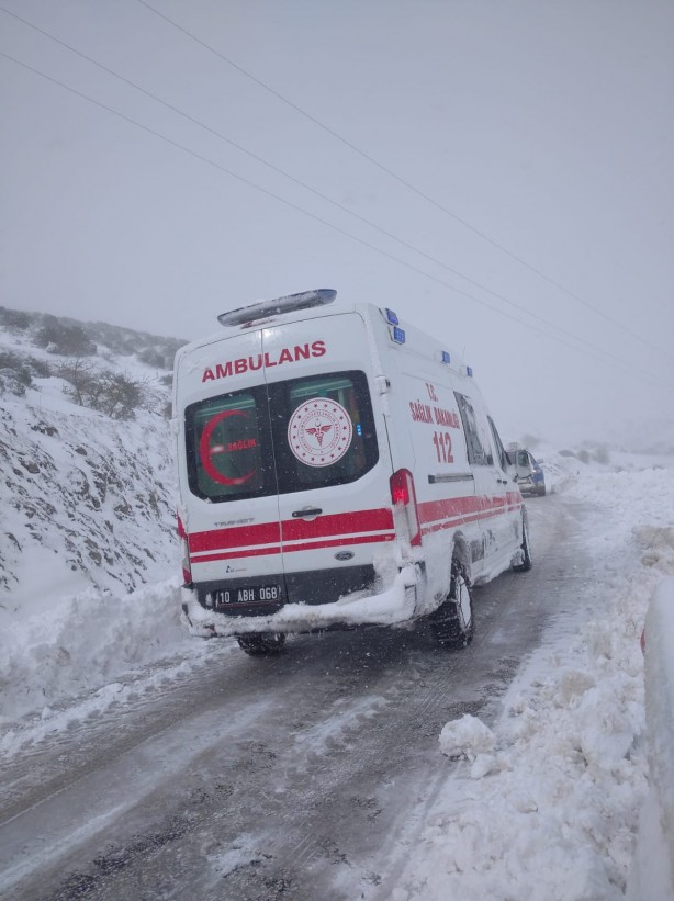 Foto - Kar küreme araçları rahatsızlanan kadını hastaneye yetiştirmek için çalıştı