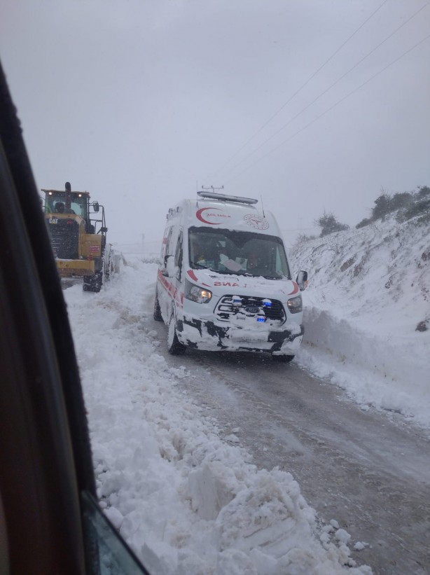 Foto - Kar küreme araçları rahatsızlanan kadını hastaneye yetiştirmek için çalıştı