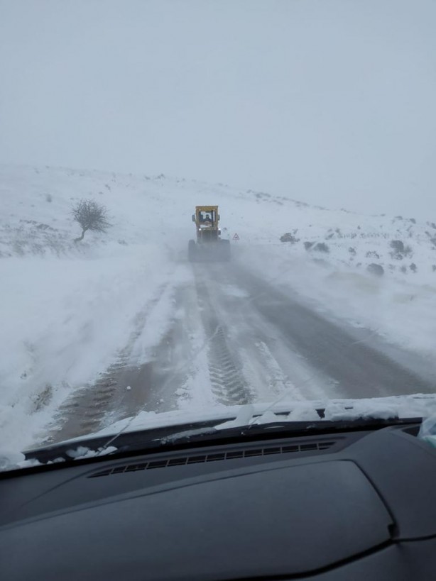 Kar küreme araçları rahatsızlanan kadını hastaneye yetiştirmek için çalıştı