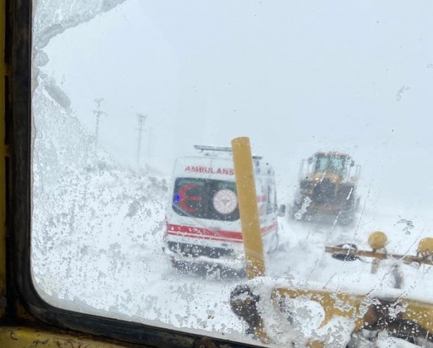 Foto - Kar küreme araçları rahatsızlanan kadını hastaneye yetiştirmek için çalıştı