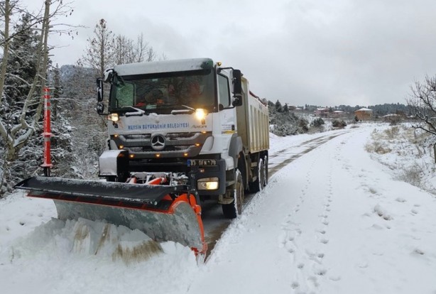 Foto - Kar nedeniyle araçlarında mahsur kaldılar! İş makinesiyle ulaşıldı