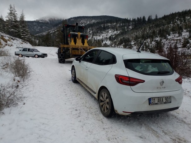 Foto - Kar nedeniyle araçlarında mahsur kaldılar! İş makinesiyle ulaşıldı