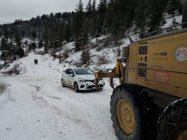 Foto - Kar nedeniyle araçlarında mahsur kaldılar! İş makinesiyle ulaşıldı