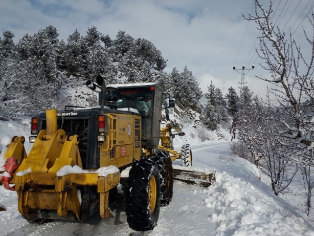 Foto - Kar nedeniyle araçlarında mahsur kaldılar! İş makinesiyle ulaşıldı