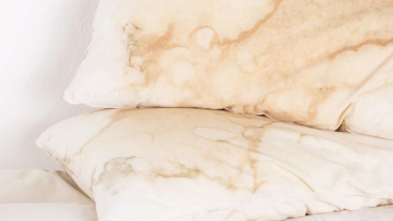 Foto - Kar tanesi gibi olacak! Sararan yastıkları beyazlatmanın kolay yolu