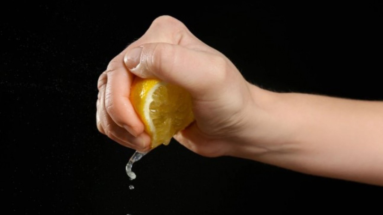 Foto - Kar tanesi gibi olacak! Sararan yastıkları beyazlatmanın kolay yolu