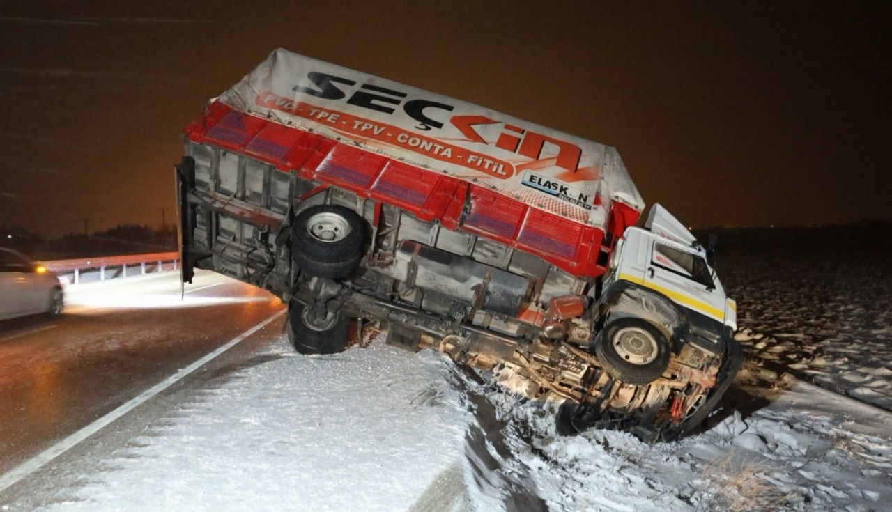 Kar, tipi ve buzlanma kazalara neden oldu