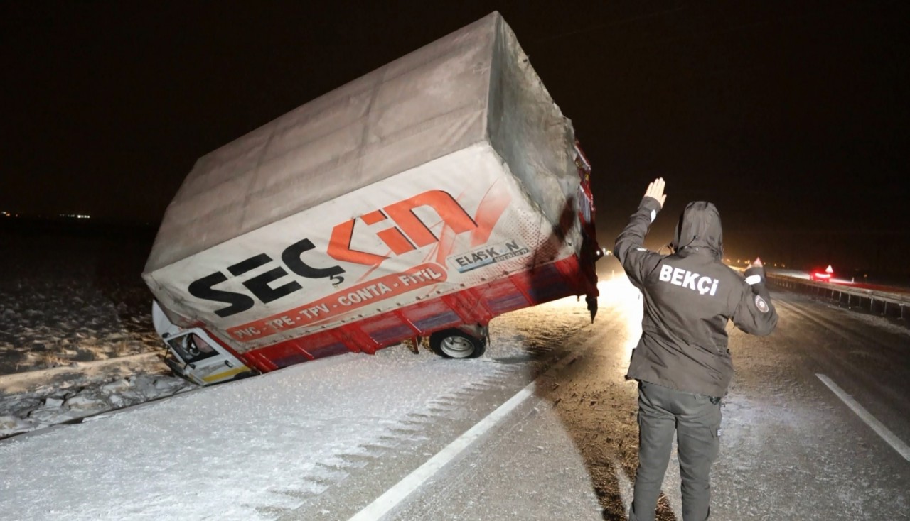 Foto - Kar, tipi ve buzlanma kazalara neden oldu