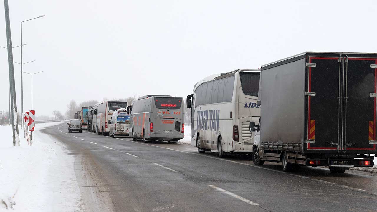 Kar ve tipi etkili oluyor! Sivas-Malatya kara yolu kapandı