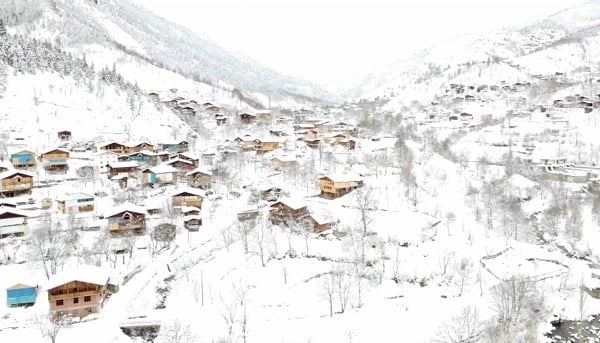 Kar yağdı yollar kapandı! Bakın genç adam market alışverişini nasıl yaptı