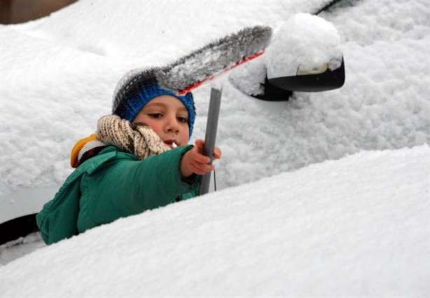 Kar yağışı Doğu'da 270 köy yolunu kapadı