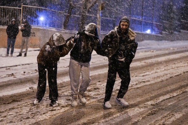 Kar yağışı etkisini artırdı! Başkent beyaza büründü