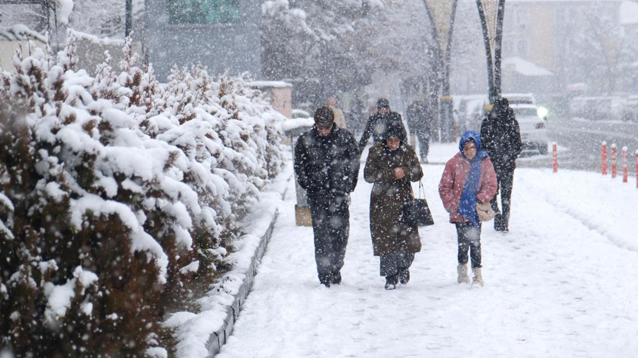 Foto - Kar yağışı İstanbul'a geri dönüyor! Atkı, bere, eldivenleri hazırlayın: 'Yolları kapatacak' seviyede geliyor