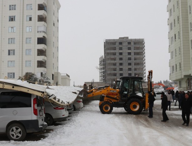 Foto - Kar yağışı nedeniyle demir çatı çöktü
