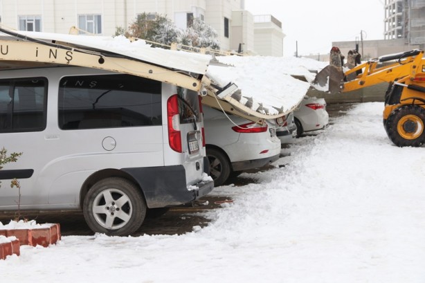 Foto - Kar yağışı nedeniyle demir çatı çöktü