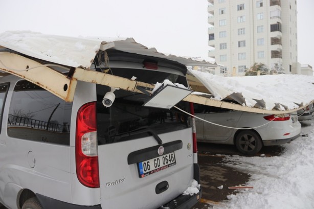 Foto - Kar yağışı nedeniyle demir çatı çöktü