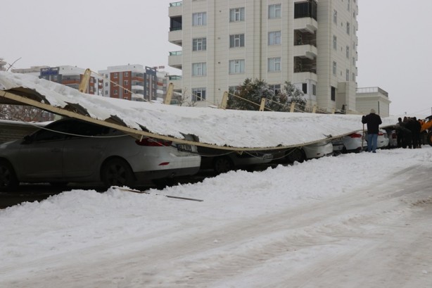 Kar yağışı nedeniyle demir çatı çöktü