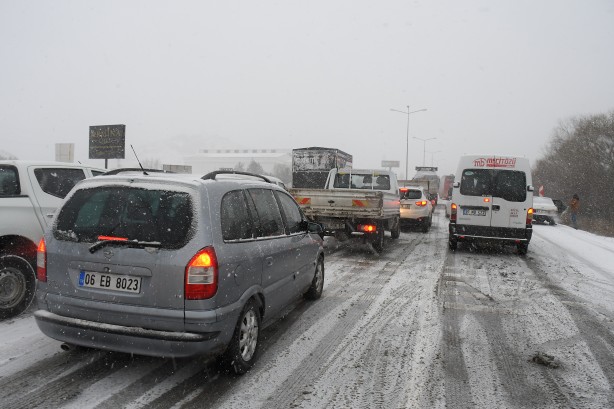 Foto - Kar yağışı nedeniyle Samsun-Ankara kara yolunda ulaşım aksıyor
