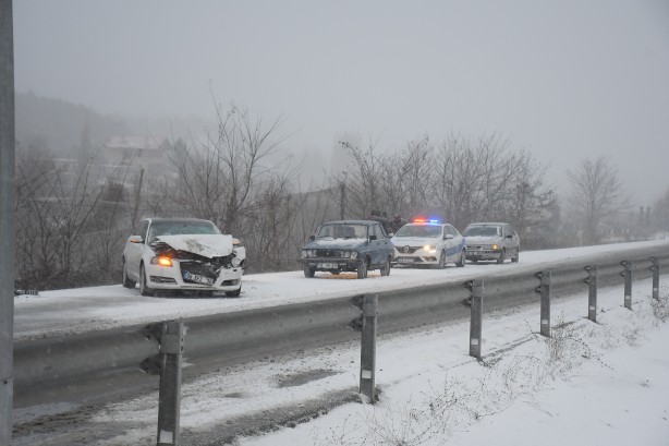 Foto - Kar yağışı nedeniyle Samsun-Ankara kara yolunda ulaşım aksıyor