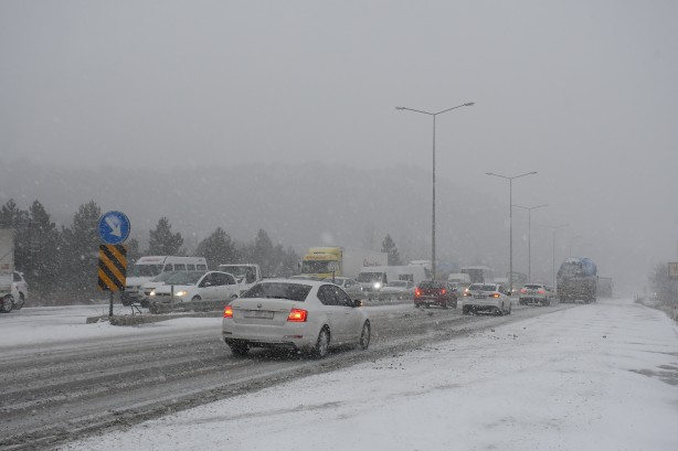Foto - Kar yağışı nedeniyle Samsun-Ankara kara yolunda ulaşım aksıyor