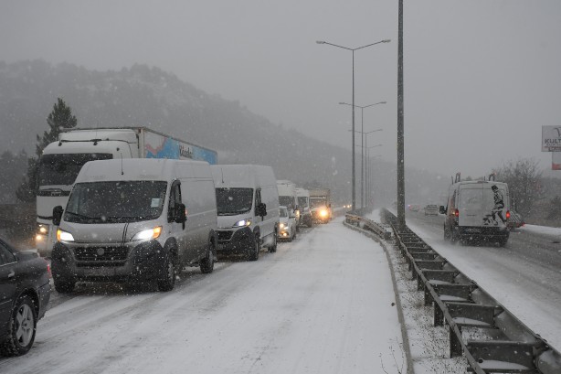 Foto - Kar yağışı nedeniyle Samsun-Ankara kara yolunda ulaşım aksıyor