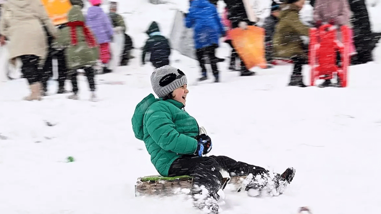 Kar yağışı okulları tatil ettirdi