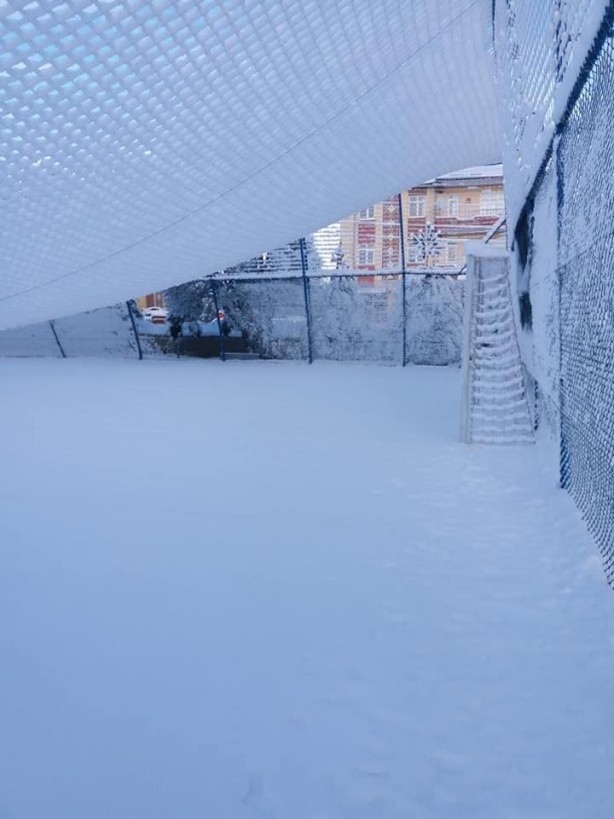 Foto - Kar yağışı sonrası halı sahadan eser kalmadı