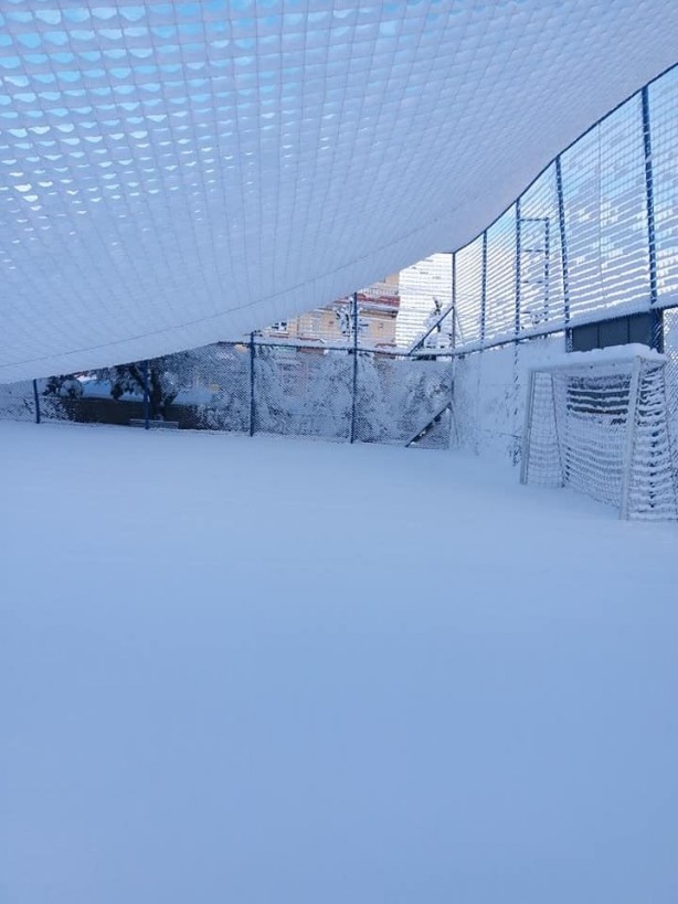 Foto - Kar yağışı sonrası halı sahadan eser kalmadı