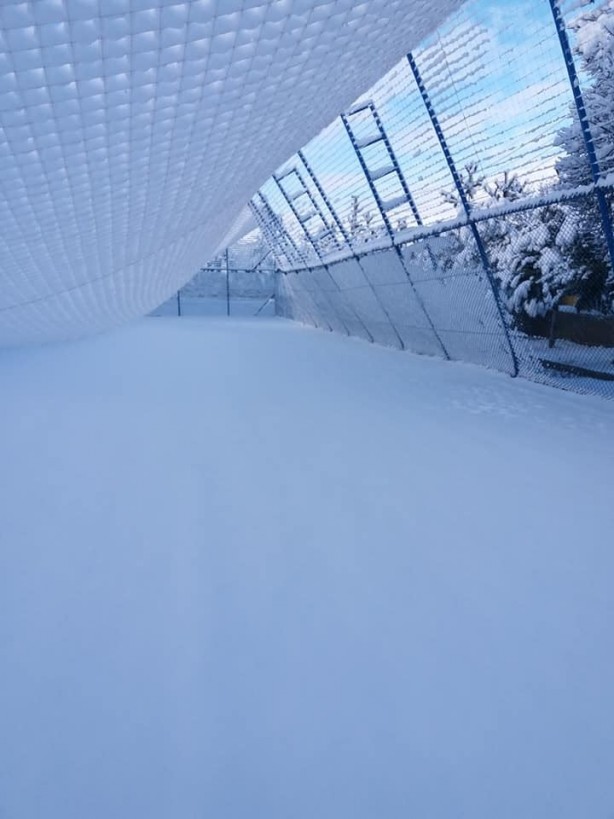 Foto - Kar yağışı sonrası halı sahadan eser kalmadı