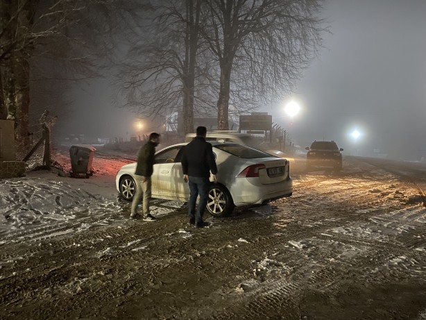 Foto - Kar yağışı sürücülere zor anlar yaşatıyor