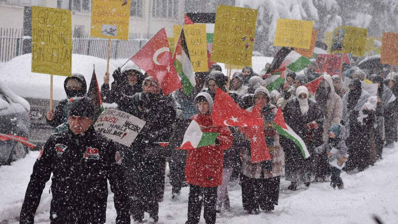 Kar yağışına rağmen Gazze için insan seli