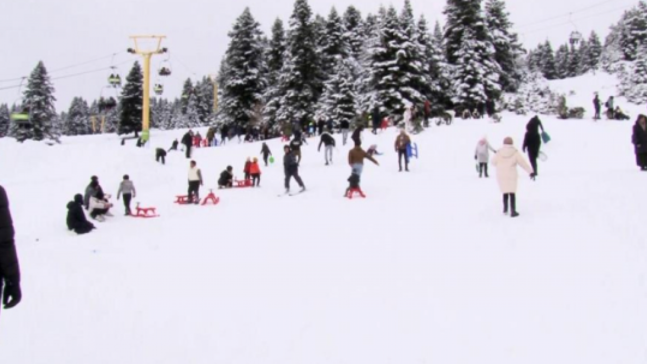 Kar yağışını fırsat bildiler! Koşa koşa oraya gittiler!