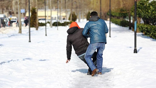 Foto - Kar yağışları başladı kazalar arttı! Aman dikkat düştüğünüzde sakın bu hatayı yapmayın