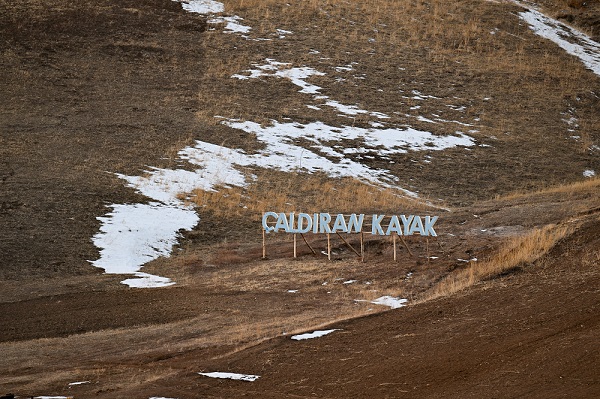 Kar yağmayınca böyle oldu! Sporcular bavullarını toplayıp oraya gitti