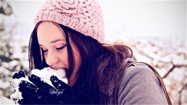 Foto - Kar yemek zararlı mı? İşte yanıtı...