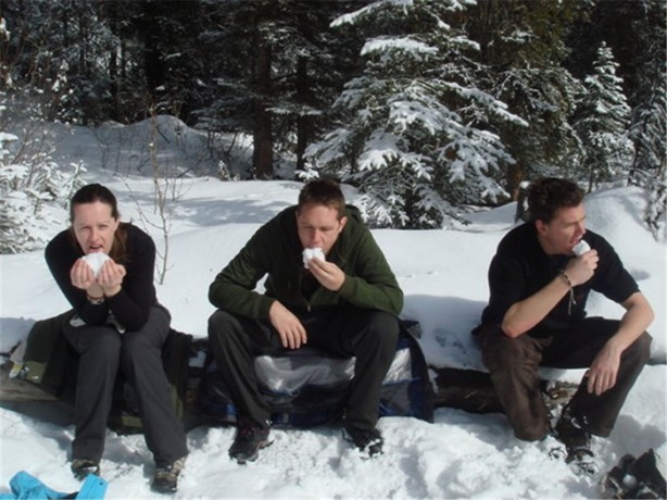 Foto - Kar yemek zararlı mı? İşte yanıtı...