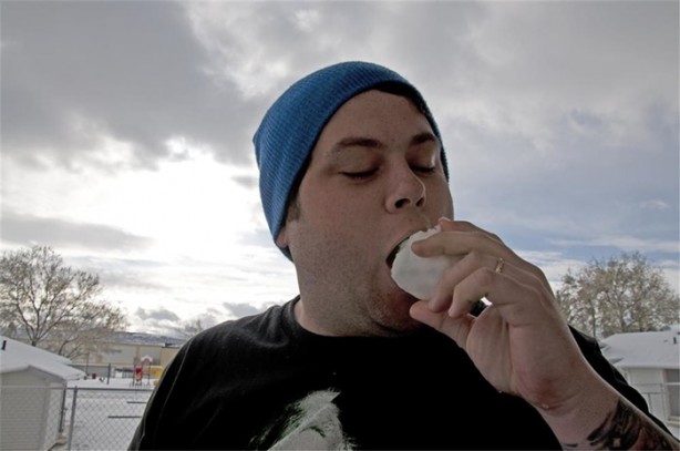 Foto - Kar yemek zararlı mı? İşte yanıtı...